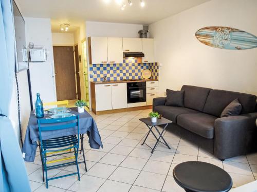 un salon avec un canapé et une table dans l'établissement Studio Coudalère-Guadeloupe-11 by Interhome, au Barcarès
