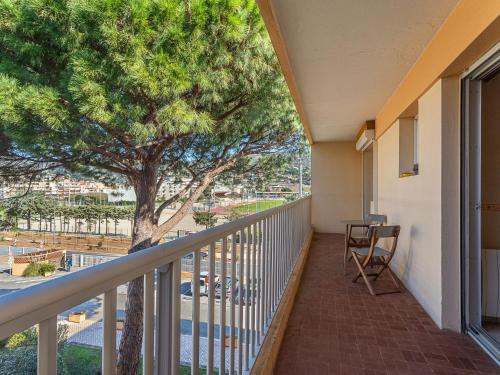 - un balcon avec un arbre et une table dans l'établissement Apartment Les Cyclades-11 by Interhome, au Lavandou