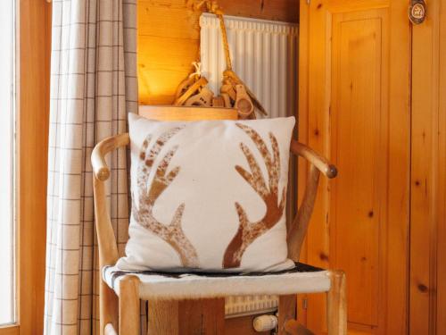 シャンペリーにあるApartment Neige et Soleil by Interhomeのバナナが乗った枕が置かれた椅子