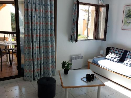 une chambre avec un lit, une table et une fenêtre dans l'établissement Apartment Dominica-4 by Interhome, au Barcarès
