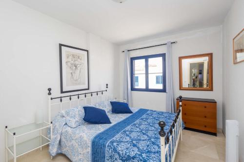 ein Schlafzimmer mit einem Bett, einer Kommode und einem Fenster in der Unterkunft Meraki Agaete Puerto De Las Nieves in Agaete