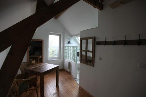 - un salon avec une table en bois et une fenêtre dans l'établissement Hill Cottage, à Équemauville