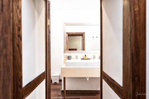 un baño con lavabo y espejo en Lightbooking Panchita Villa de Mazo Piscina, en Mazo
