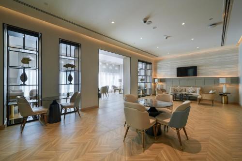a living room with a table and chairs at Sheraton Abu Dhabi Hotel & Resort in Abu Dhabi