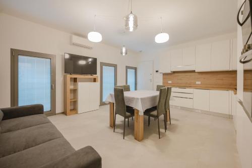 a kitchen and dining room with a table and chairs at Dauli Suite - tra Venezia e Padova & Parcheggio in Dolo