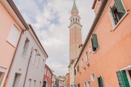 a tall clock tower in the middle of a street at Dauli Suite - tra Venezia e Padova & Parcheggio in Dolo