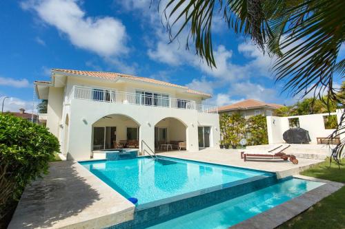 Stunning 4 BR Luxury Villa