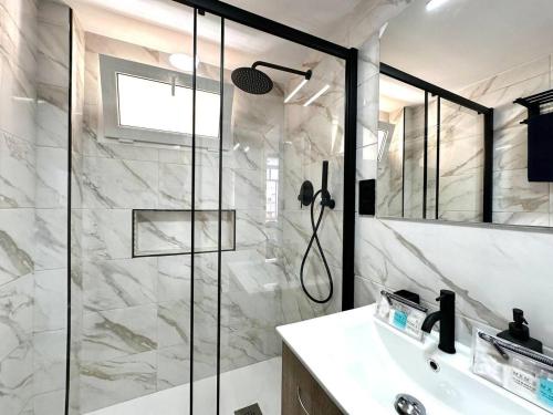 Encantador Estudio con Piscina, Parking, Gran TV y AC, centro ciudad