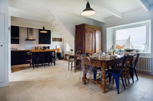 une cuisine et une salle à manger avec une table et des chaises dans l'établissement Ty Crec'h Goulard - Proche Plages, à Penvénan