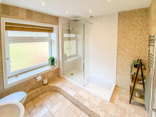 Ένα μπάνιο στο The Nest Superb Apartment In Afan Forest Bike Park By Staystaycations