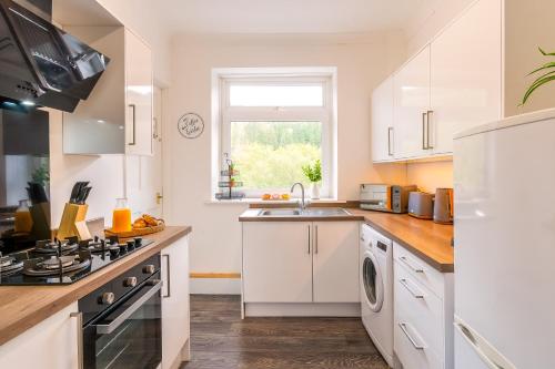 Η κουζίνα ή μικρή κουζίνα στο The Nest Superb Apartment In Afan Forest Bike Park By Staystaycations