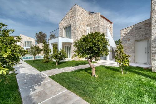 Κήπος έξω από το Petroulas Village