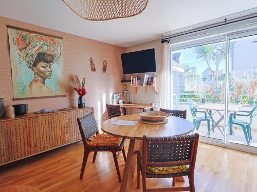 une cuisine et une salle à manger avec une table et des chaises dans l'établissement Ti Coco, à Perros-Guirec