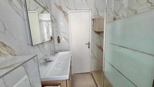 Salle de bains dans l'établissement Hôtel Helvétique
