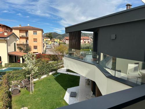 a balcony of a house with a view of a yard at Villa San Zeno Rooms in Bardolino