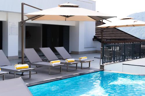 Piscina a Atithi Suites o a prop