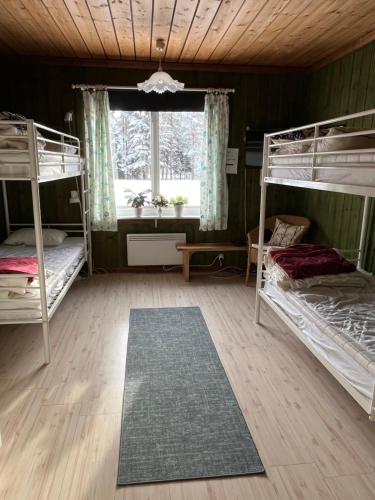 Postel nebo postele na pokoji v ubytování Kolbackens Camping & Stugby