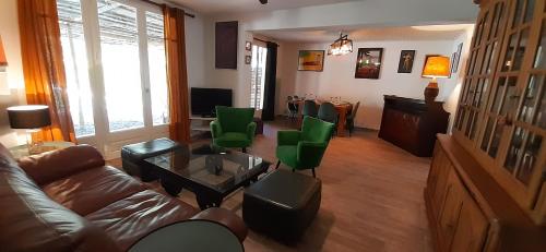 - un salon avec un canapé et des fauteuils verts dans l'établissement Mas saint joseph, à Meynes