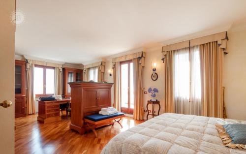 Ένα ή περισσότερα κρεβάτια σε δωμάτιο στο Villa Miramare con Ampia Piscina Riscaldata e Vista Mare