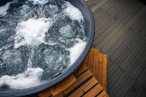 a pan filled with snow on top of a deck at Apartament z prywatnym jacuzzi z widokiem na góry 109 KRAS RESORT in Szklarska Poręba