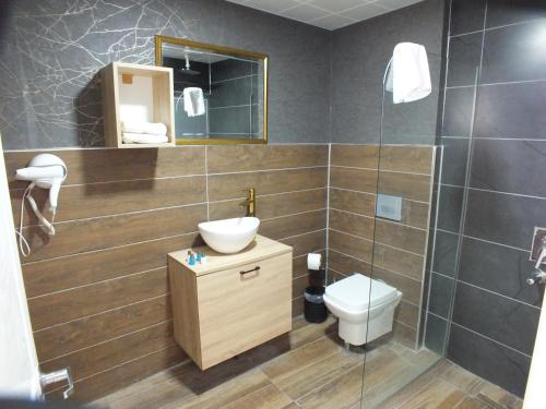 Bilik mandi di ÇANKAYA SUIT HOTEL