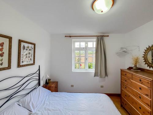 a bedroom with a bed and a window and a dresser at Casa Matildita en Valsequillo con amplia terraza in Valsequillo