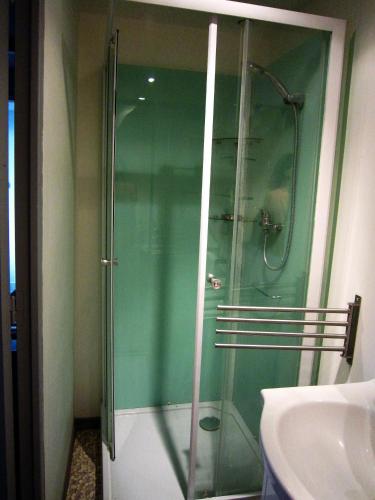 une douche en verre dans une salle de bain avec un lavabo dans l'établissement Charming 100m2 House in Croix-Chapeau, 15mn from La Rochelle, à Croix-Chapeau