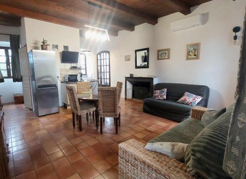 un salon avec un canapé et une table dans l'établissement 1st floor apartment in 18th century character house, à Calvi