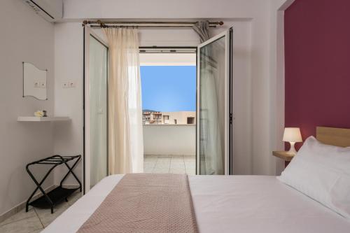 Un dormitorio con una cama y vista al mar. en Maison Evelyn, en Tsikalariá