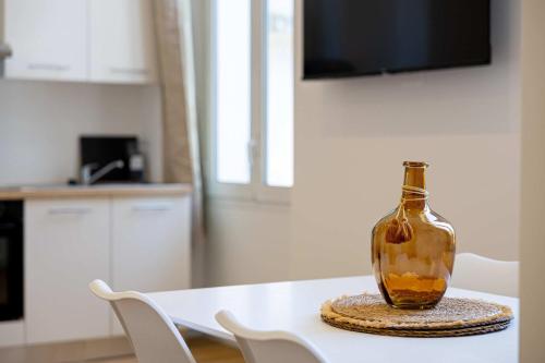 une bouteille de verre assise sur une table dans une cuisine dans l'établissement LE COSY un havre de paix près de la Croisette, à Cannes