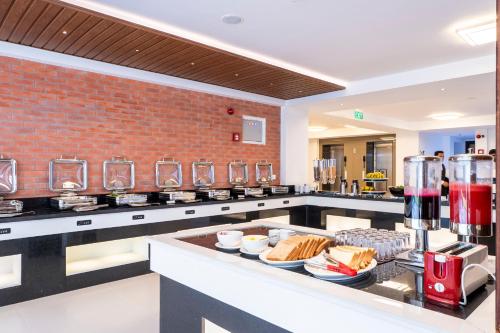 uma cozinha com um balcão com pratos de comida em Atithi Suites em Pokhara