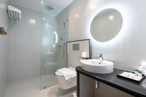 Koupelna v ubytování Atithi Suites
