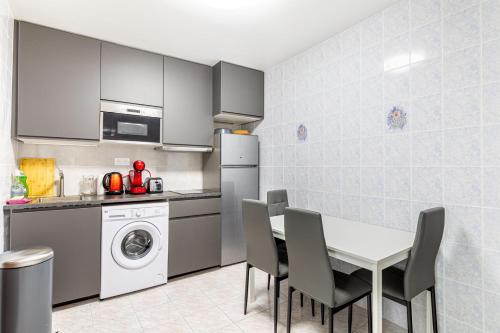 une cuisine avec une table et des chaises dans une pièce dans l'établissement GuestReady - Peaceful Retreat in Canal St Martin, à Paris