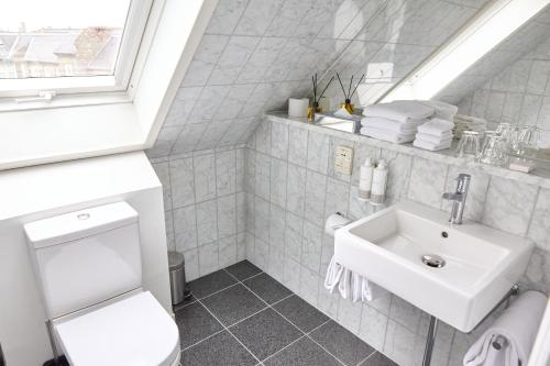 Et badeværelse på Absalon Hotel