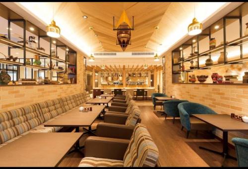 a restaurant with tables and chairs in a room at 4 卧室 - 3 浴室 - 3 卫生间 - 100 平方 新装 别墅 - 新宿 4 分钟 - Sakura House in Tokyo
