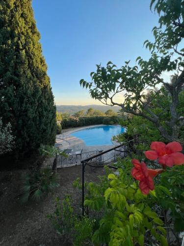 Vous bénéficierez d'une vue sur le lac depuis le jardin. dans l'établissement Clos de la Gipiere, à Montauroux