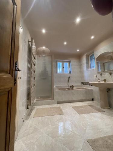 une salle de bain avec une douche, une baignoire et un lavabo dans l'établissement Clos de la Gipiere, à Montauroux