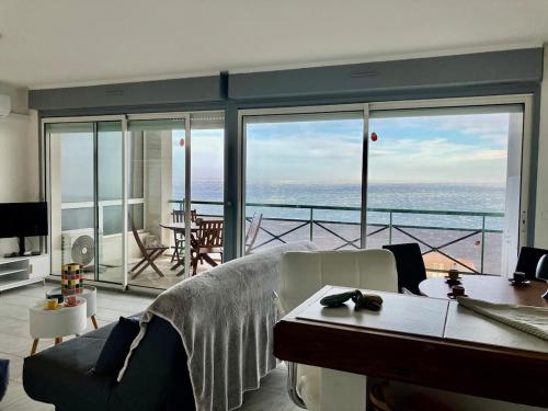 un salon avec vue sur l'océan dans l'établissement studio cosy avec vue panoramique, à Luri