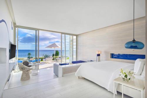 Postel nebo postele na pokoji v ubytování Sofitel Tamuda Bay Beach And Spa