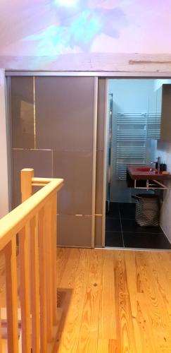 une chambre avec une porte coulissante en verre et une table dans l'établissement Le Patio de St Antonin, à Saint-Antonin