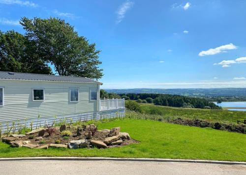 una casa al lado de una colina con un patio en Beacon Fell View, en Longridge