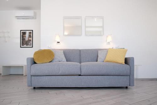 a blue couch sitting in a living room at Cinque Terre Bridge in La Spezia