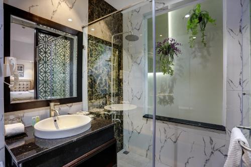 Phòng tắm tại Hanoi Marvellous Hotel & Spa