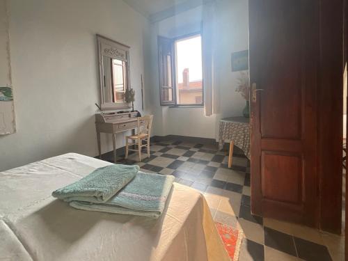 a bedroom with a bed and a table and a mirror at Maison de l artiste Zangs in Narbolia