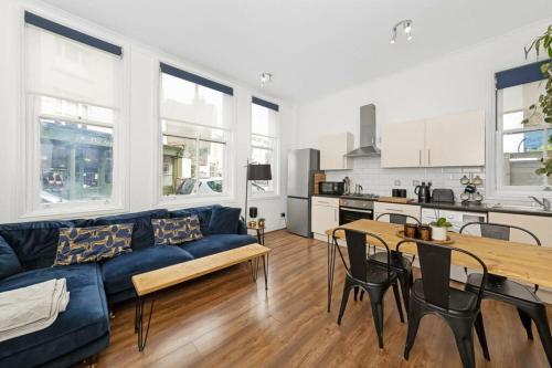 Η κουζίνα ή μικρή κουζίνα στο Cosy Split-Level 3BR Flat in Crystal Palace