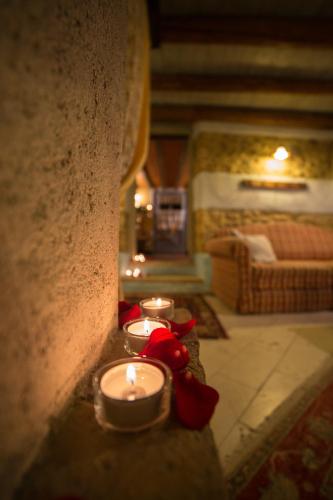 a group of candles sitting on a wall at Il Borghetto Vacanze nei Mulini in Valeggio sul Mincio