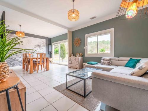 un salon avec un canapé et une table dans l'établissement Maison à Mimizan pour 7 Pers. avec WIFI et Climatisation, à Proximité Lac et Plage - FR-1-50-163, à Mimizan