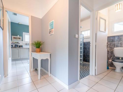 une salle de bain avec toilettes et lavabo dans l'établissement Maison à Mimizan pour 7 Pers. avec WIFI et Climatisation, à Proximité Lac et Plage - FR-1-50-163, à Mimizan