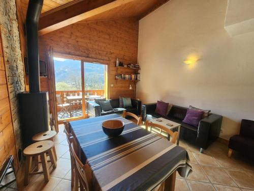 un salon avec un canapé et une table dans l'établissement Bel appartement 4 pièces avec vue montagne et Wifi à Samoëns - FR-1-629-146, à Samoëns