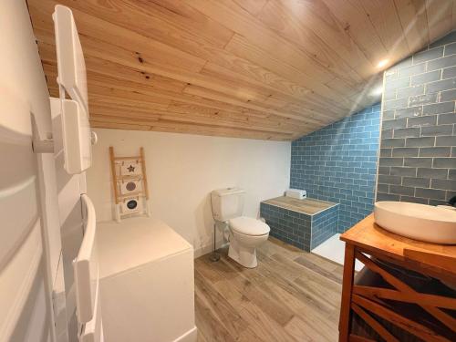 une salle de bain avec toilettes et lavabo dans l'établissement Ancien chai rénové à Oléron, idéal familles, proche mer - FR-1-778-46, à Saint-Pierre-dʼOléron